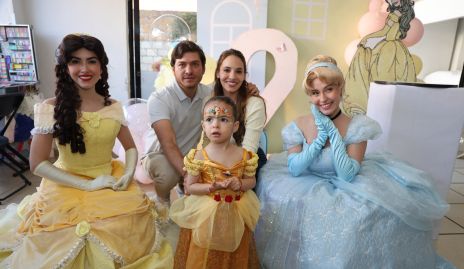  Bella, Andrew Delgado, Fernanda Paredes, Francesca Delgado y Cenicienta.