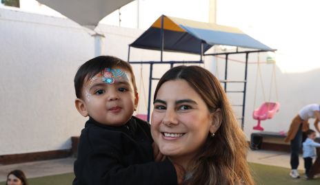  Lu Castelo con su hijo Alonso Valdés.