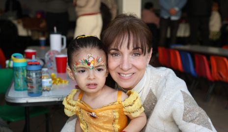  Francesca Delgado con su abuela Pituca Espinosa.
