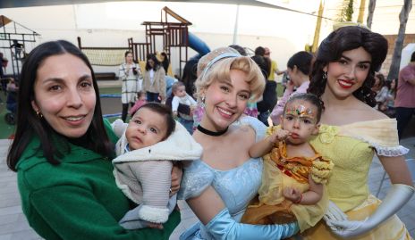  Daniela Paredes, Andrew y Francesca Delgado con Cenicienta y Bella.