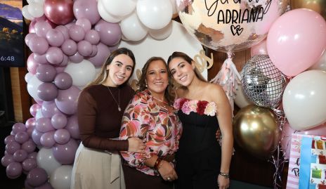  Adriana Zapata, Adriana Enríquez y Mariana Zapata.