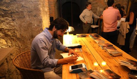  Rodrigo Mercado en la firma del libro.