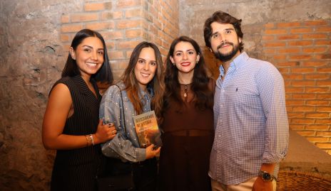  Rodrigo con su esposa y sus amigas.