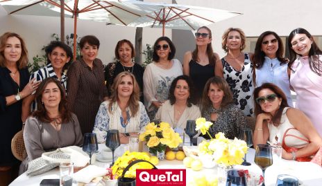  Ana Paula García con su suegra Isabel Carrillo y sus amigas.