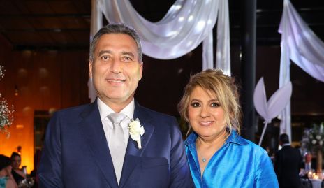  Felipe Robledo y Renata Flores, papás del novio.