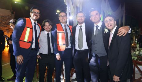  Felipe con sus amigos.