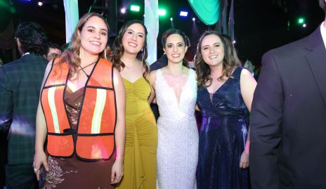  Elena con sus amigas.