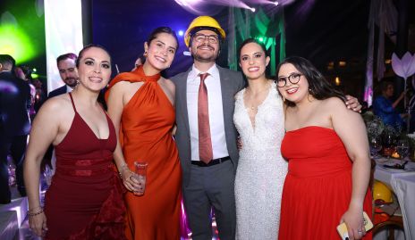  Elena con sus amigos.