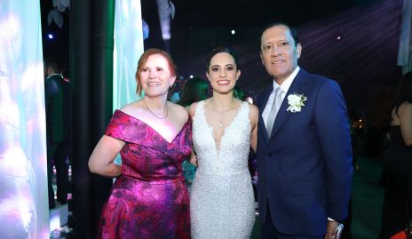  María Elena Scanlan y Armando Ricavar con su hija Elena.