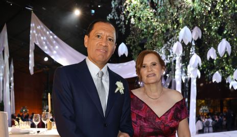  Armando Ricavar y María Elena Scanlan, papás de la novia.