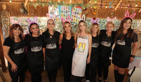  Cecilia Desouches con las anfitrionas.