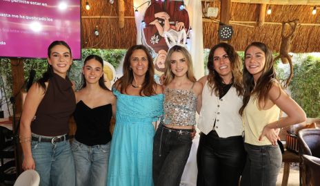  Cecilia Desouches con la mamá y hermanas de su prometido Héctor D’argance.