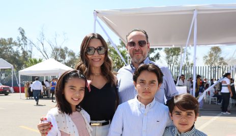  Ale Díaz de León y Juan Carlos Conde con sus hijos Ale, Juanqui y Franco.