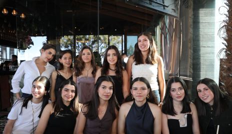  Melina Kury con sus amigas.