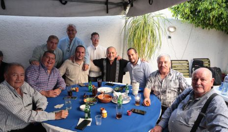  Oscar Esquivel con sus amigos.