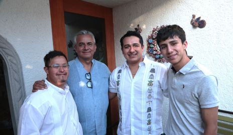  Oscar Esquivel con sus hijos Oscar, Emiliano y Juan Cristóbal.