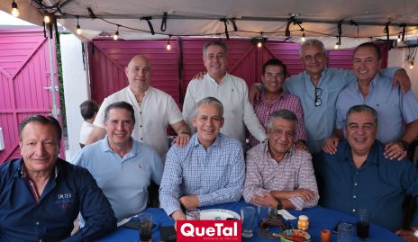  Oscar Esquivel con sus amigos del Potosino.
