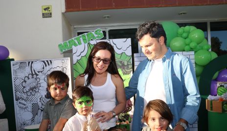  Mariceci Herrera y Raúl Torres con sus hijos Lorenzo, Jero y Matías.