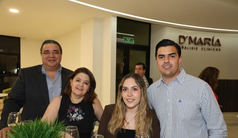  José Luis González, Margaret Lozano, Daniela Herrera y José Luis González.