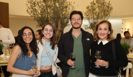  Astrid Castro, Ilse Aguirre, Luis Rodrigo y Rocío Veliz.