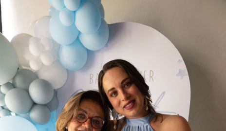  Carolina Silva con su suegra Becky Castañón.
