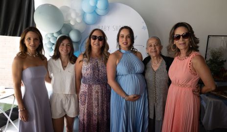 Carolina con su tías y primas.