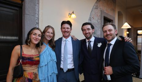  Johan con sus amigos de la Universidad.