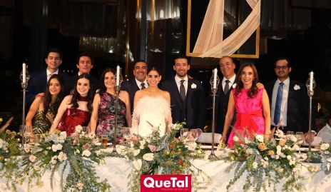 Los recién casados con sus papás y hermanos.