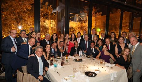  Los Plebeyos con sus parejas.