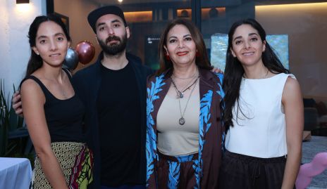  Mónica Gordoa con sus hijos Moni, Rafael e Isa Villanueva.