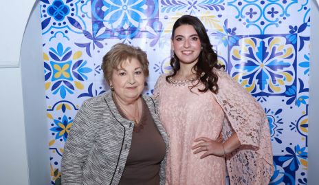  Ximena con su abuelita Bertha Aguirre de Navarro.