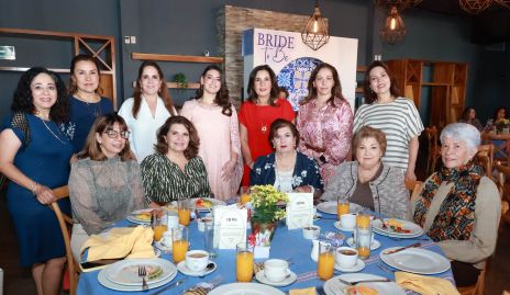  Ximena Zapata con las amigas de su mamá Bertha Navarro.