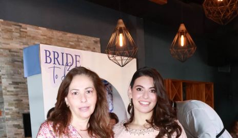  Lorena Castro, Ximena Zapata y Berta Navarro de Zapata.