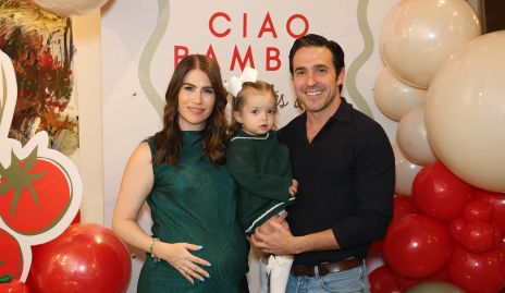  Fernanda Loza y Camilo Gómez con su hija Luciana.