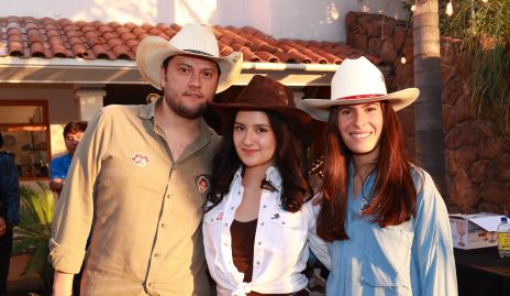  Mauricio y Ana Lucía Mier con Marijó Rojas.