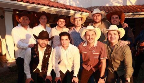  Mauricio Mier con sus amigos.