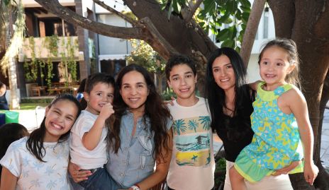 María Leal y Ale Cano con sus hijos Macarena, Tiago, Guillermo y Micaela.