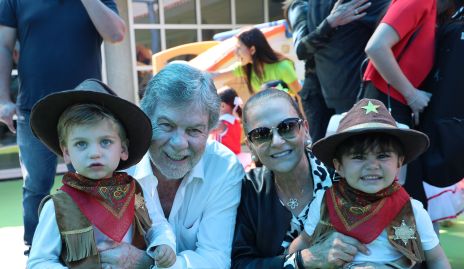  Juan Carlos Valladares y Raquel Eichelmann con sus nietos Mateo y Juan Carlos.