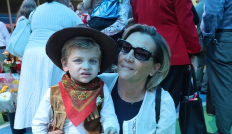  Mateo con su abuela Lucía Gárate.