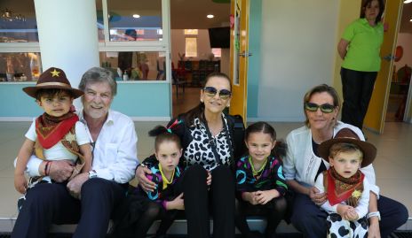  Juan Carlos Valladares, Raquel Eichelmann y Lucía Gárate con sus nietos.