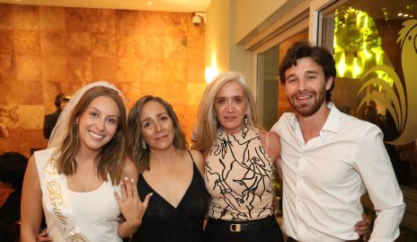  Los novios con sus mamás, María José López, Jesica Carreón, Ana Perogordo, y Mauricio Maza.
