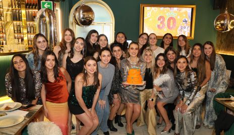  Vero Pérez celebrando con sus amigas su cumpleaños 30.