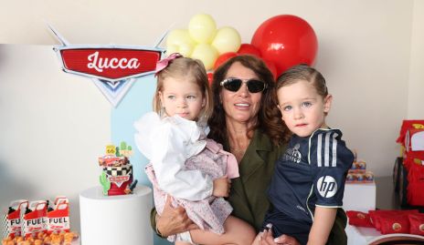  Raquel Altamirano con sus nietos Loretta Lozano y Lucca Aguirre.
