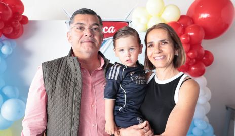  Enrico Santoyo y Elsa Villalba con su nieto Lucca Aguirre.