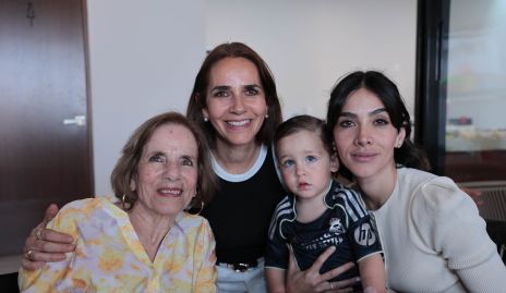  4 generaciones Elsa Rivera, Elsa Villalba, Lucca Aguirre y Elsa Santoyo.