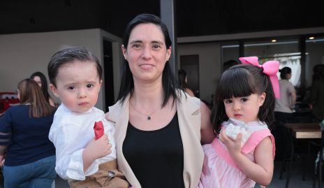  Gabriel Zumaya, Marcela Rodríguez y Ana Julia Zumaya.