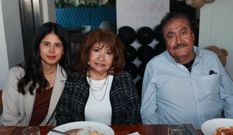  María José Cabrera, Rosy Cabrera y Alfonso.