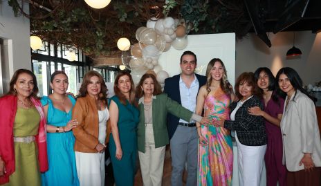  Italia Fuentes con sus invitadas.