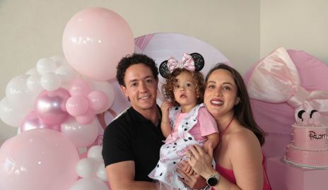  Chino Romo y Carolina Silva con su hija Paloma.
