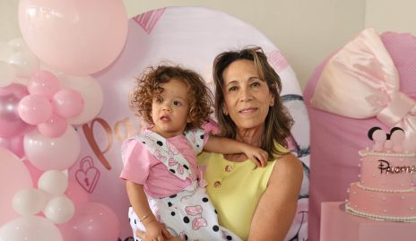  Paloma Romo con su abuela Carola Guerra.